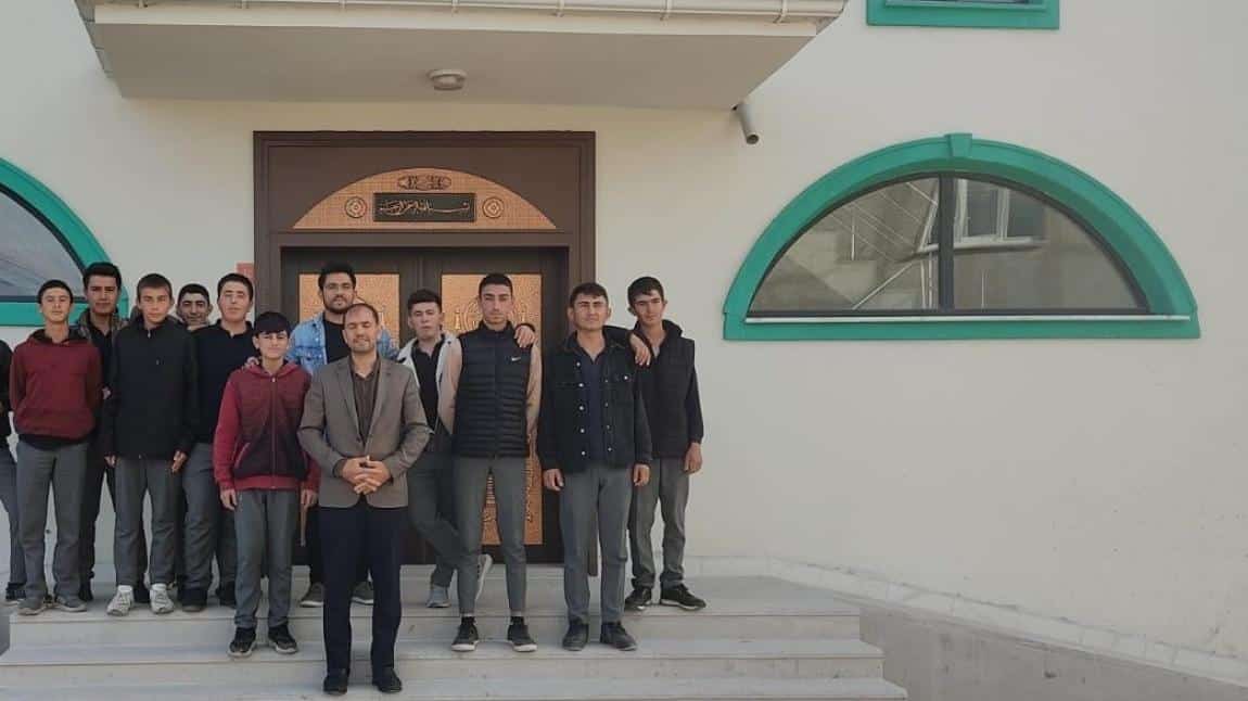 Camiler ve Din Görevlileri Haftası münasebeti ile okulumuzdan bir grup öğrenci ve öğretmenler Hacı Yaşar Camisini ziyaret etti.